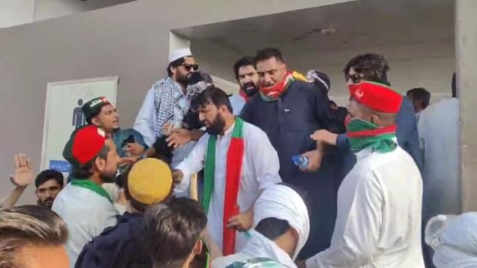 PTI workers thrash police officials in Attock