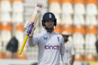 Ben Duckett gives England strong start in reply to Pakistan’s first-innings 366