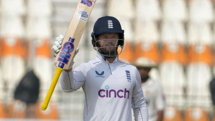 Ben Duckett gives England strong start in reply to Pakistan’s first-innings 366