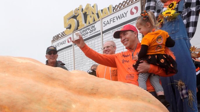 Minnesota teacher's 2,471-pound pumpkin wins California contest