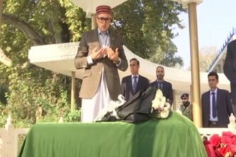 "We have a lot to do," says Omar Abdullah, offers prayers at grave of Sheikh Abdullah ahead of swearing-in