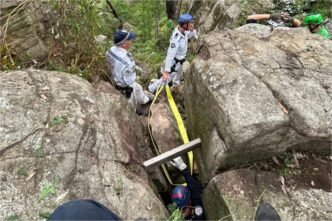 Woman stuck for 7 hours in Rock Crevice while chasing for lost mobile