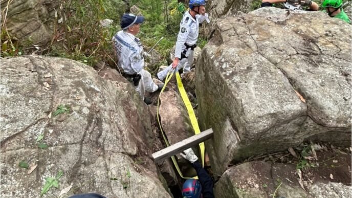 Woman stuck for 7 hours in Rock Crevice while chasing for lost mobile