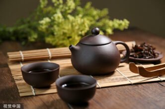 Zisha teapot and cups on a bamboo mat. Photo:VCG