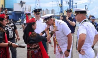 Local dancers welcome Rear Admiral Alexei Sysuev (right), Commander of the Primorsky Flotilla of the Pacific Fleet, and Andrei Kazazev (center), Commander of the Russian corvette Gromkiy, upon their arrival at Tanjung Perak port on November 3, 2024, for a five-day joint military exercise between Indonesia and Russia, in Surabaya. Photo: VCG