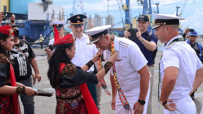 Local dancers welcome Rear Admiral Alexei Sysuev (right), Commander of the Primorsky Flotilla of the Pacific Fleet, and Andrei Kazazev (center), Commander of the Russian corvette Gromkiy, upon their arrival at Tanjung Perak port on November 3, 2024, for a five-day joint military exercise between Indonesia and Russia, in Surabaya. Photo: VCG