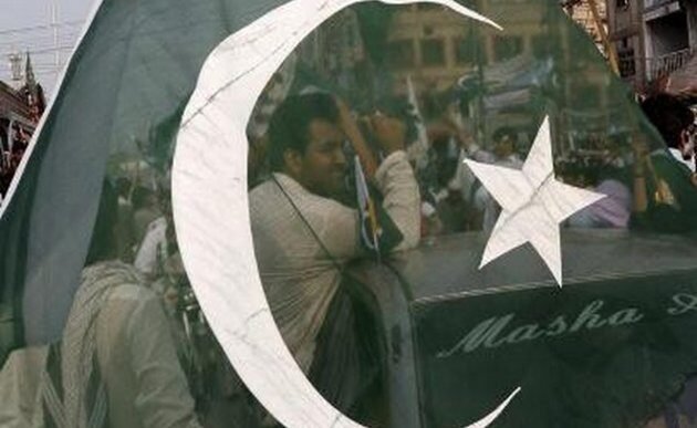 Power and water crisis sparks protests in Karachi, disrupts traffic on key roads