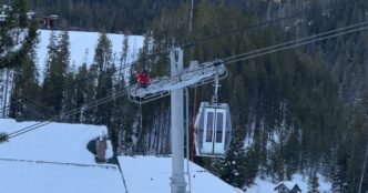 174 people rescued by rope after being stuck on Colorado ski lift gondolas for hours