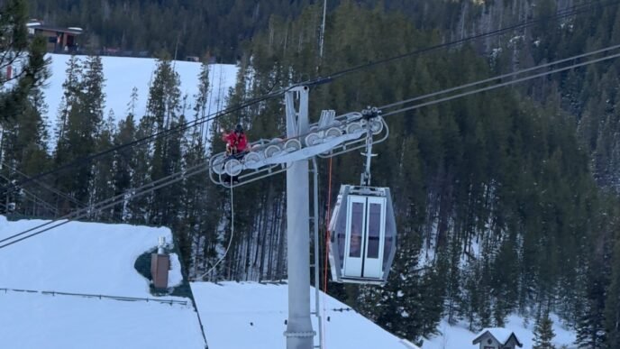 174 people rescued by rope after being stuck on Colorado ski lift gondolas for hours