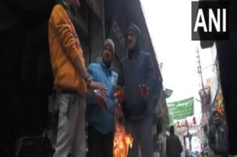 Poonch locals resort to wood fires, hot tea as temperatures dip below 15 degree C