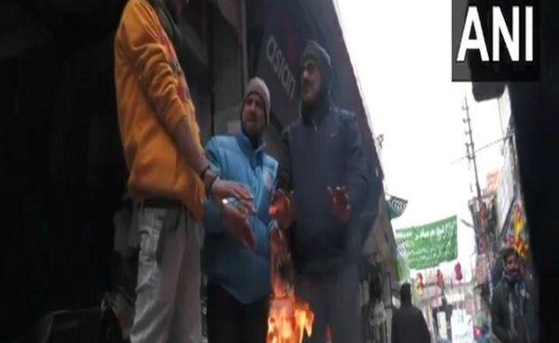 Poonch locals resort to wood fires, hot tea as temperatures dip below 15 degree C