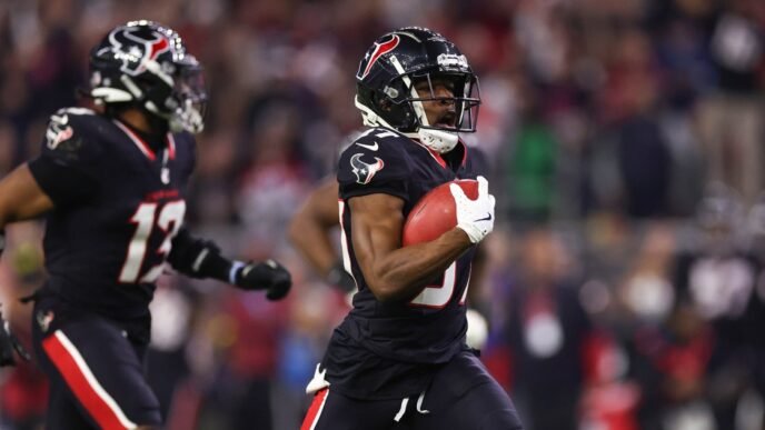 Houston Texans return blocked extra point for two points after miracle touchdown