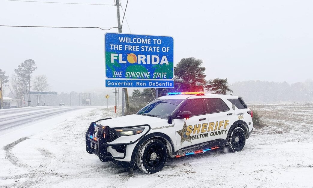 A sheriff vehicle sits along a road as snow falls in Paxton, Florida on January 21, 2025 local time. Bitter Arctic air plunged more than half the US into a deep freeze. Temperatures have dropped more than 17 C below average across large swaths of the country, causing airports and schools to shutter, major roadways to close, and killing at least 11 people, media reported. Photo: VCG