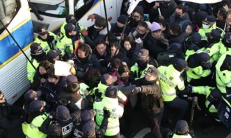 Members from the Korean Confederation of Trade Unions (KCTU) scuffle with police officers during a protest against impeached President Yoon Suk Yeol on January 03, 2025 in Seoul, South Korea. Photo: VCG