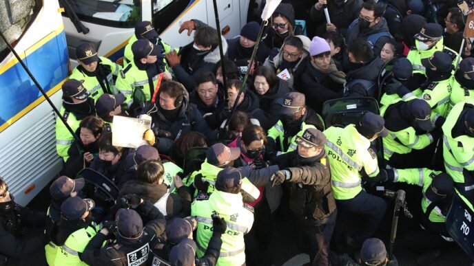 Members from the Korean Confederation of Trade Unions (KCTU) scuffle with police officers during a protest against impeached President Yoon Suk Yeol on January 03, 2025 in Seoul, South Korea. Photo: VCG