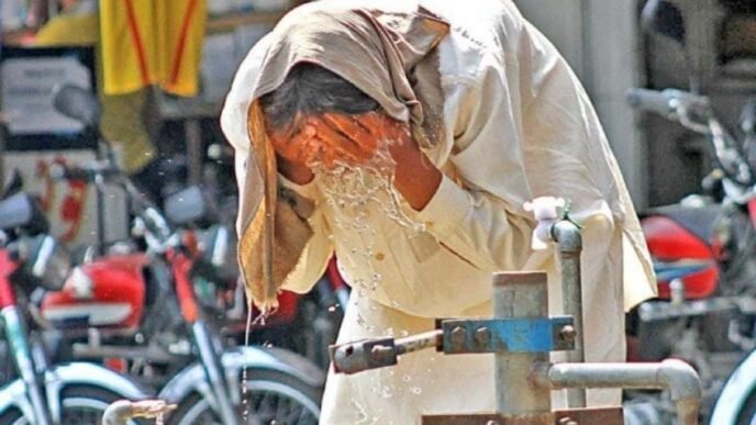 PMD warns Karachi residents of heatstroke risk starting Sunday