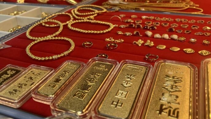 China buyers lift 'stateless' gold to new highs amid U.S. tensions