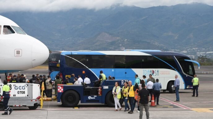 Costa Rica will give migrants deported from the US permits to stay in the country for 3 months