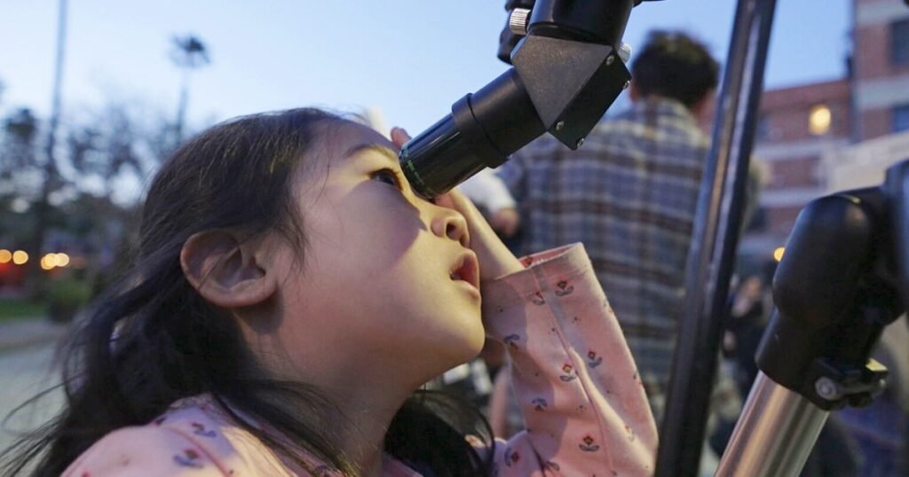 In a city of stars, Los Angeles astronomy club makes sure to keep looking up