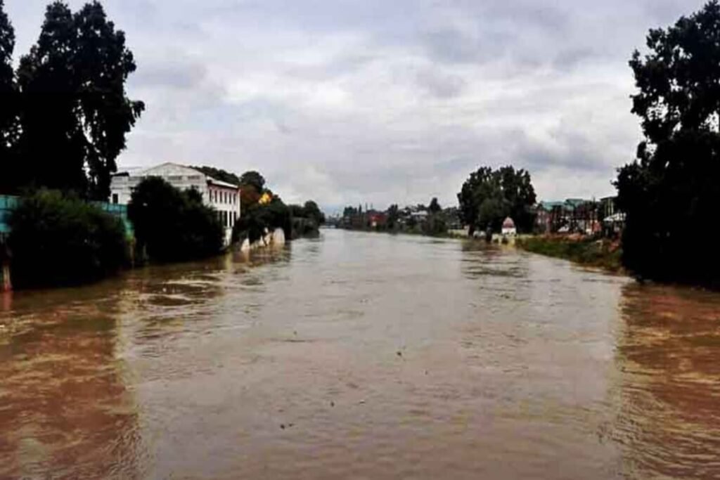 Jhelum river faces moderate flood after India releases water