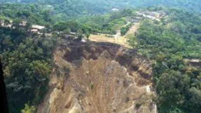 Landslide in Algeria; At least 4 dead and 13 injured