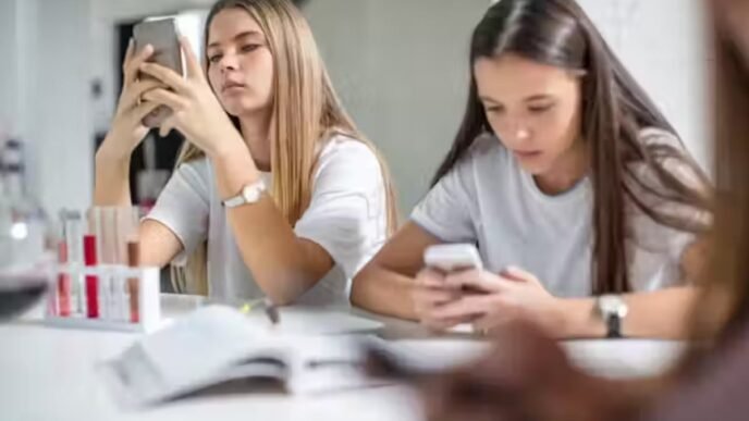 More than 90% of schools in England ban mobile phone use