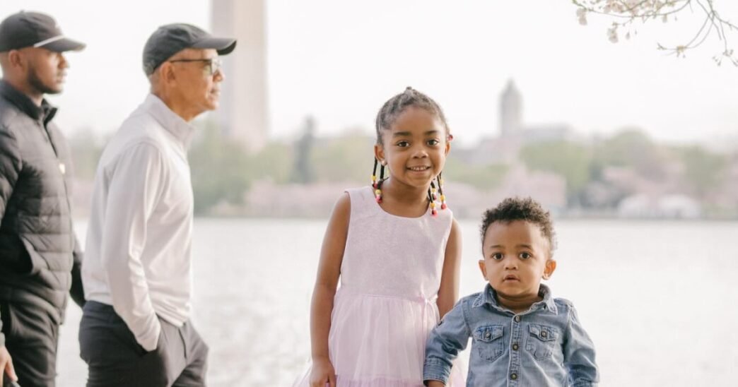 Obama photobombs family's D.C. cherry blossom moment