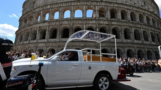 Pope Francis' coffin make its way through Rome to resting place