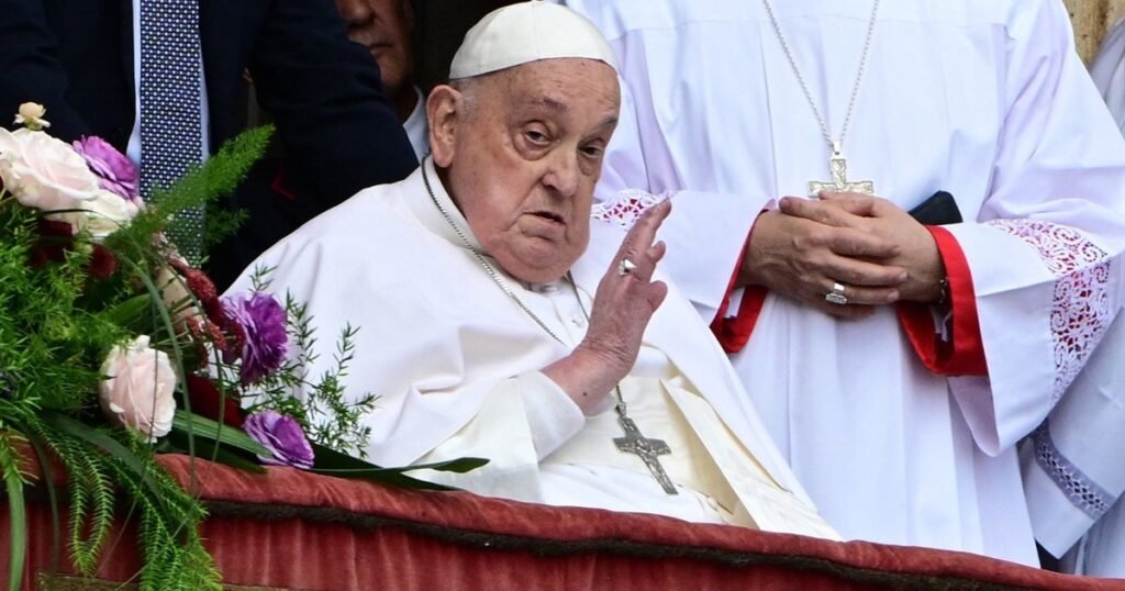 Pope Francis surprises crowd during blessing for Easter services