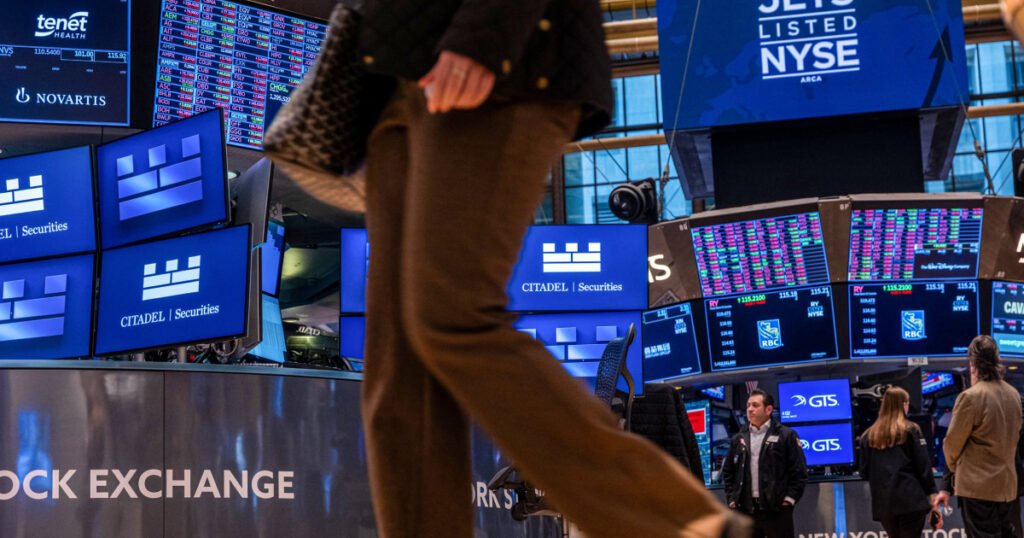 S&P 500 closes higher for a fourth day in a row, notches 4% gain for the week