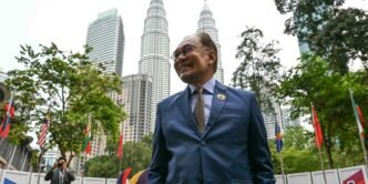 ASEAN agrees to lower barriers to boost regional trade