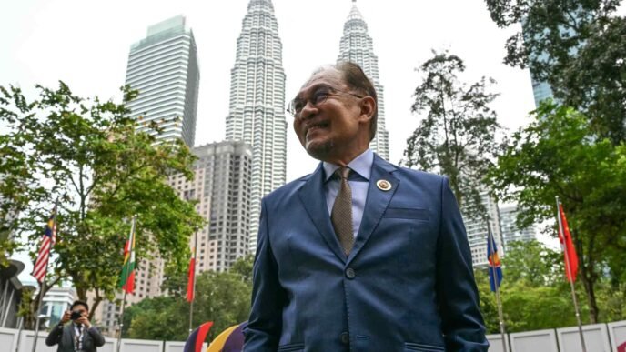 ASEAN agrees to lower barriers to boost regional trade