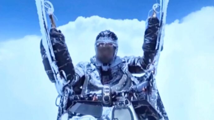 Chinese paraglider almost equals world record at 28,000 feet — by accident