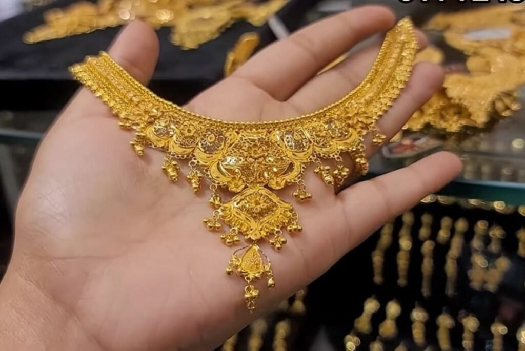 Gold prices decline in Pakistan