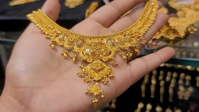 Gold prices decline in Pakistan