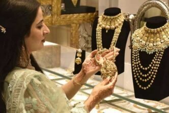 Gold prices declines by RS 1,800 per tola in Pakistan  