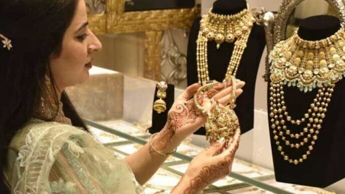 Gold prices declines by RS 1,800 per tola in Pakistan  