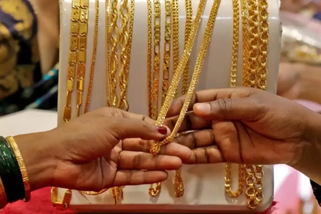 Gold prices drop by Rs 6,700 in Pakistan