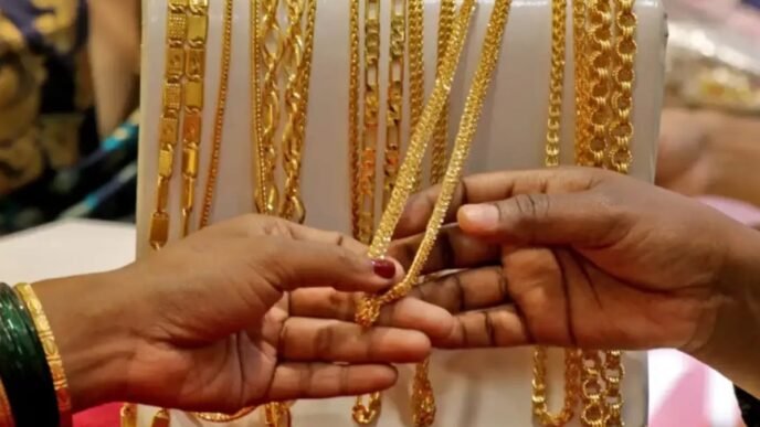 Gold prices drop by Rs 6,700 in Pakistan