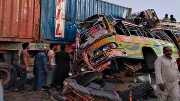 Karachi traffic accidents claimed 372 lives in 2025