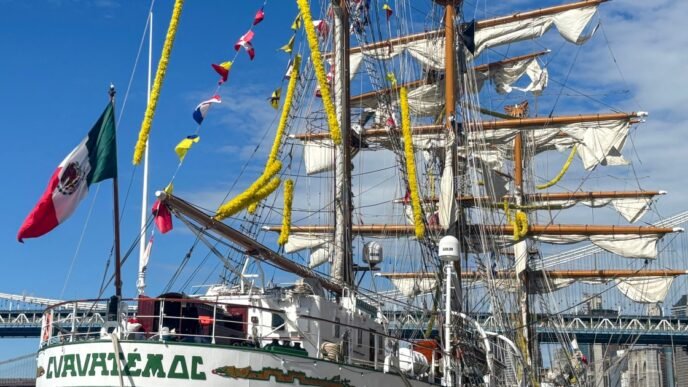 Mexican ship's collision with Brooklyn Bridge leaves locals in disbelief