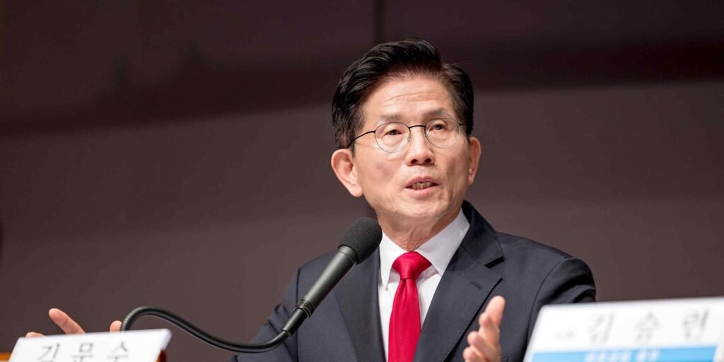 South Korea's conservative candidate apologizes for martial law