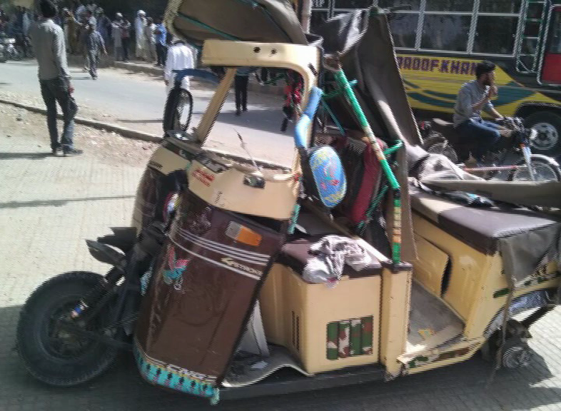 Trailer crushes rikshaw driver in Karachi