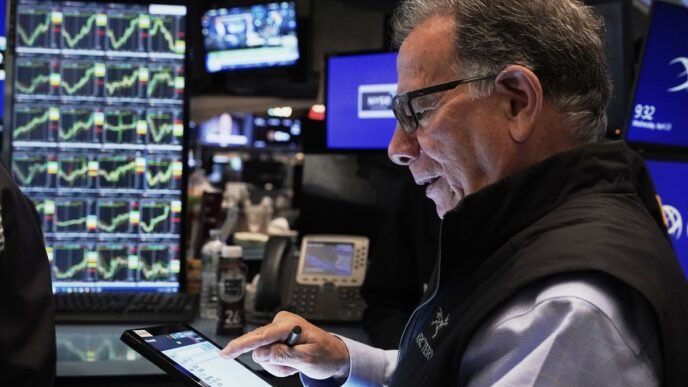 Trader Sal Suarino works on the floor of the New York Stock Exchange, Wednesday, April 23, 2025. Photo: VCG
