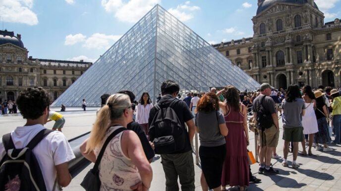 Louvre shut down by spontaneous staff strike over 'untenable' working conditions