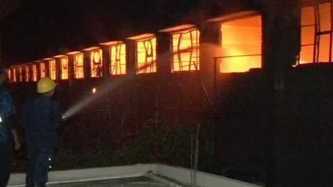Massive fire rages in Landhi factory zone, 5 injured