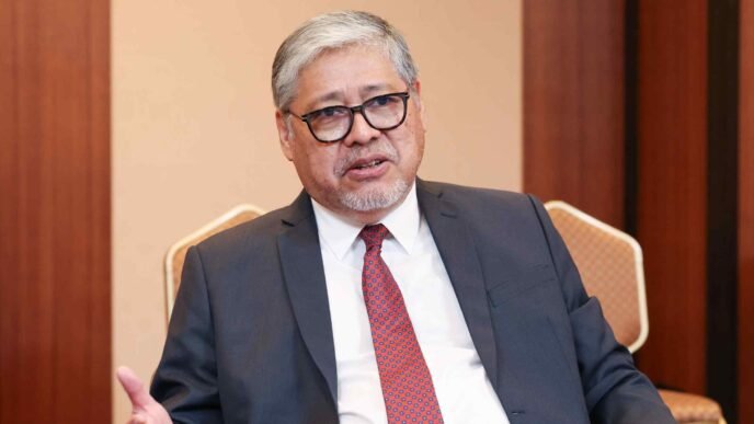 Philippines 'open' to deal with Beijing to ease South China Sea tension