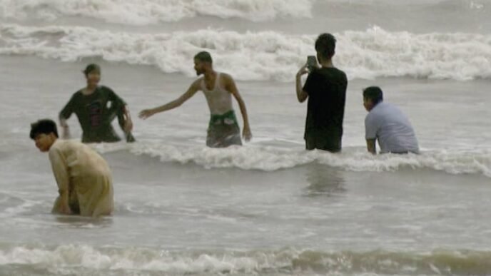 Sea swimming banned in Karachi for Eid Holidays