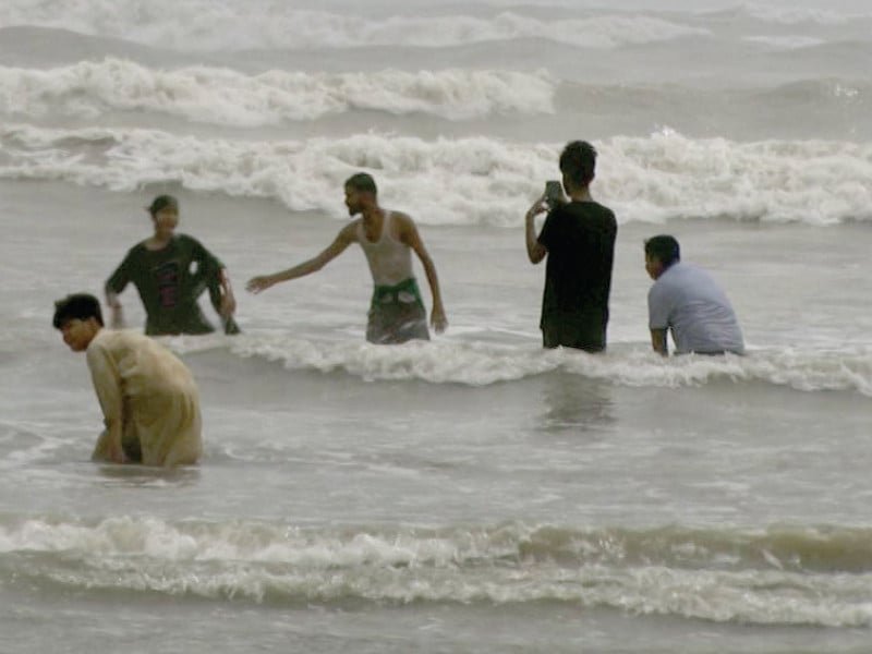Sea swimming banned in Karachi for Eid Holidays