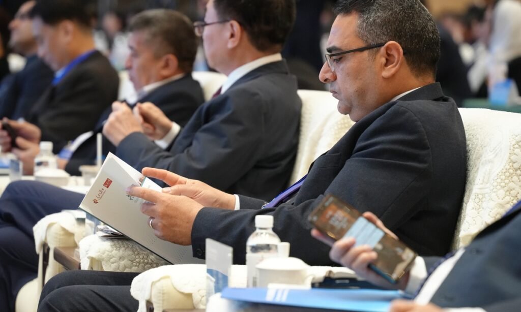 Guests at the 2025 Media Cooperation Forum of Shanghai Cooperation Organization Countries read the report